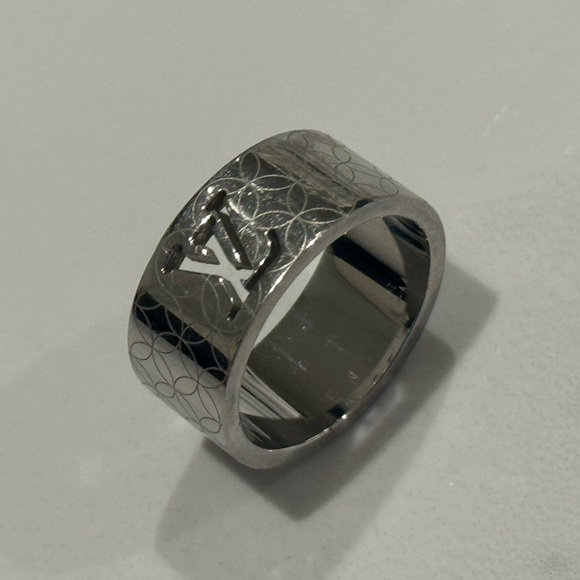 men's limited edition Louis Vuitton Damier Ring. - Picture 1 of 4
